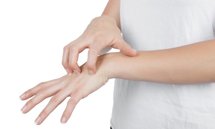 Nahaufnahme von den Händen eines Mannes, welcher sich mit einer Hand an der anderen Hand berührt